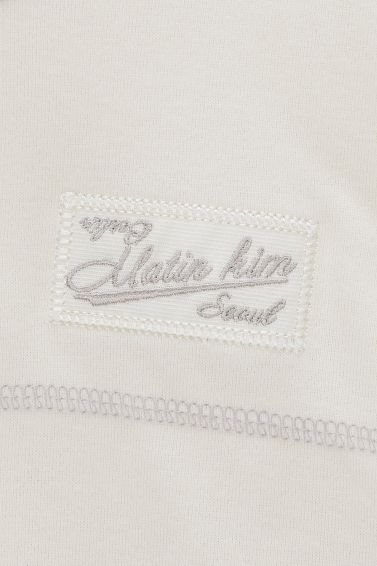 [matinkim] STITCH LABEL CROP SWEATSHIRT IN IVORY