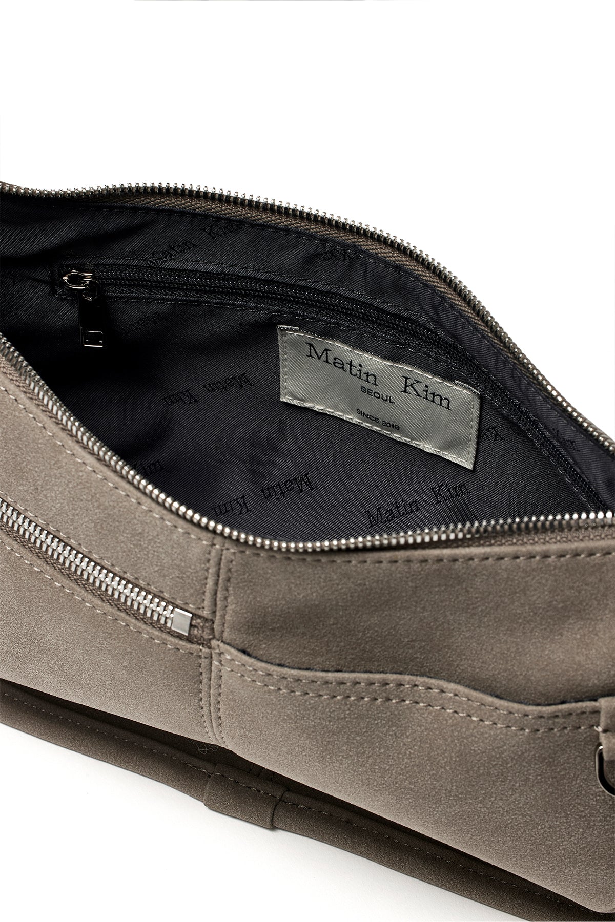 [matinkim] ZIP AROUND SUEDE SHOULDER BAG IN GREY