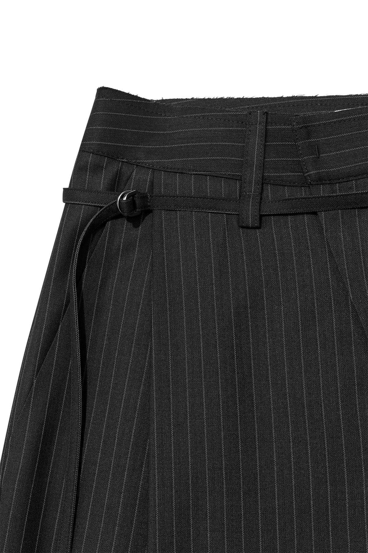 [matinkim] TUCK POINT STRIPE TROUSER IN CHARCOAL