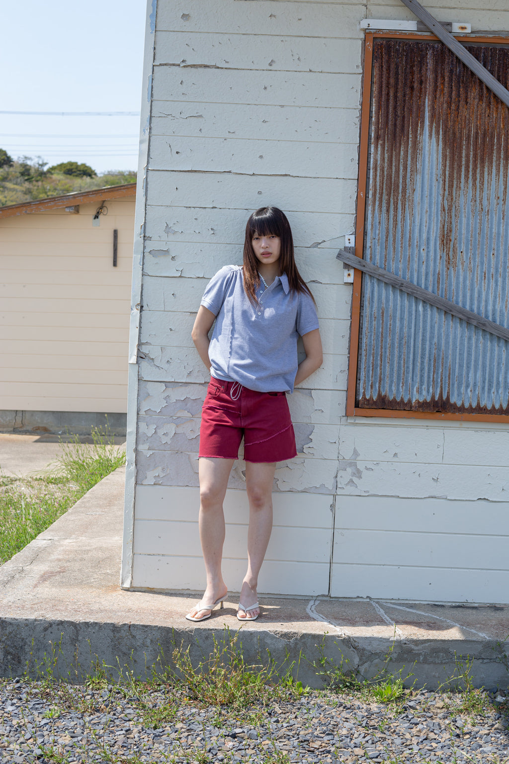 [matinkim] CUT LINE POINT DENIM SHORTS IN RED