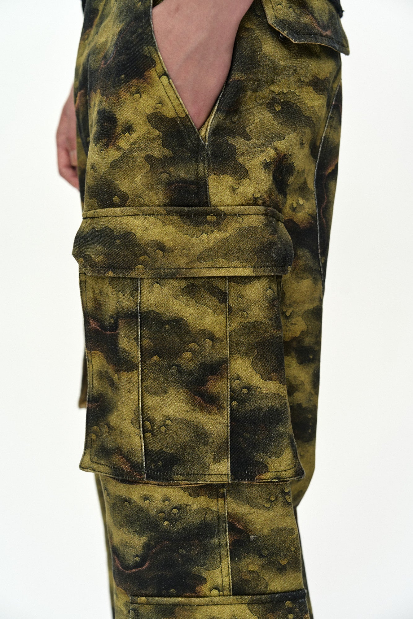 Andersson Bell Unisex Burnout Camouflage-Printed Cargo Jeans