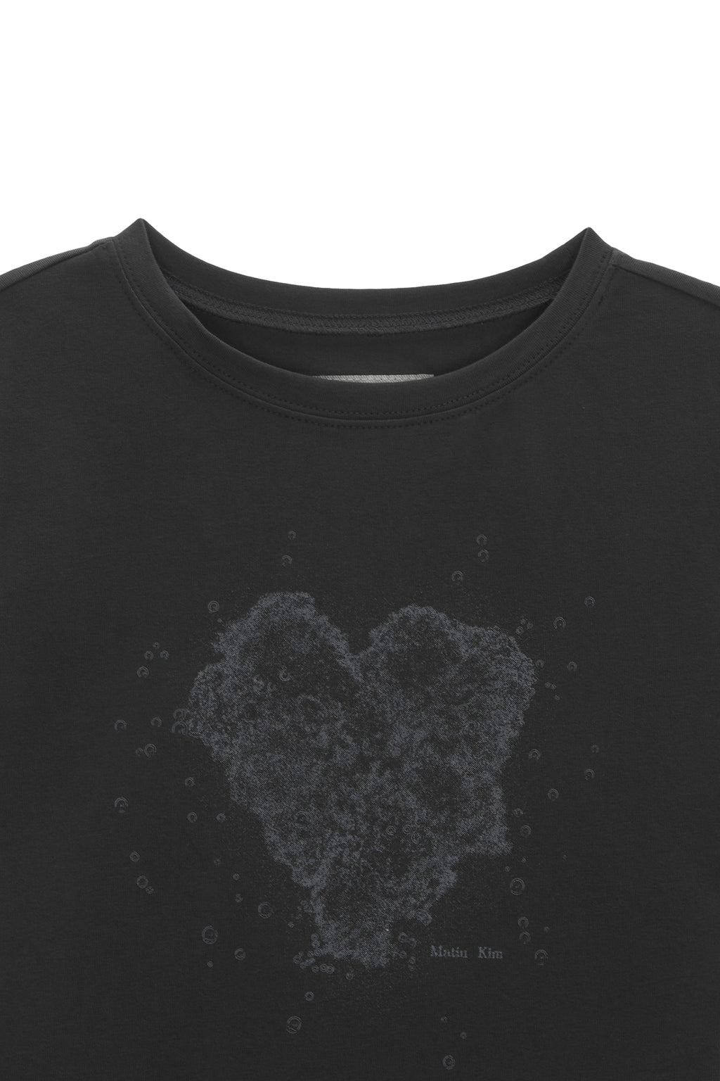 [matinkim] HEART GRAPHIC CROP TOP IN CHARCOAL