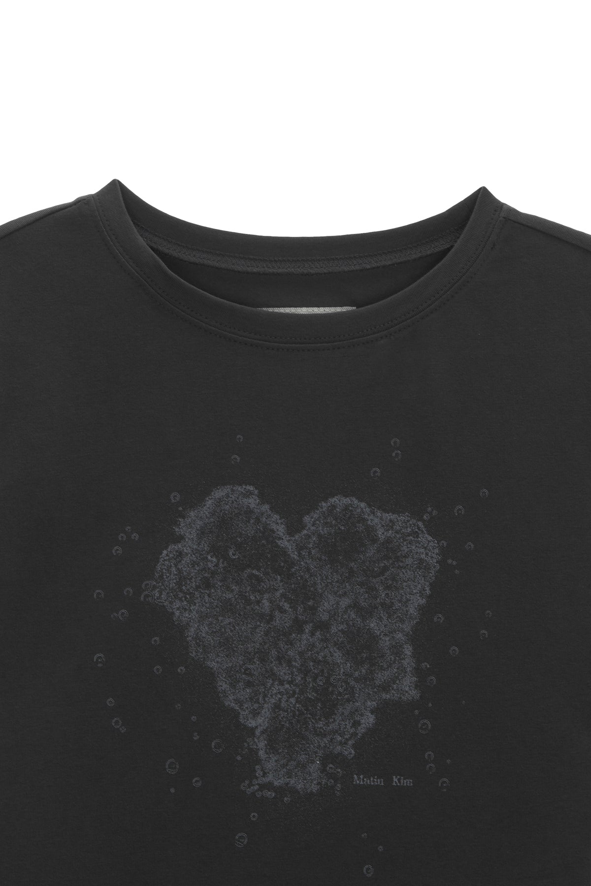 [matinkim] HEART GRAPHIC CROP TOP IN CHARCOAL
