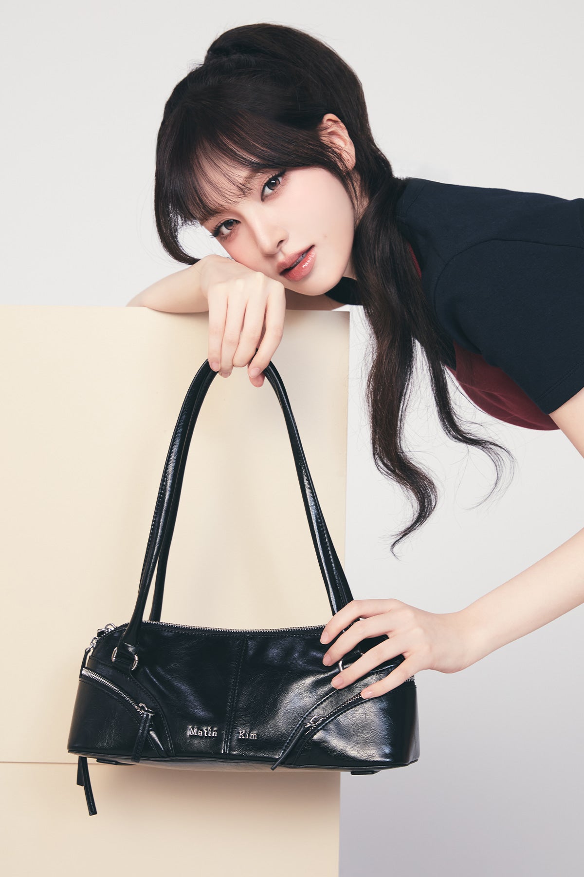 [matinkim] Curve Zip Baguette Bag IN Black