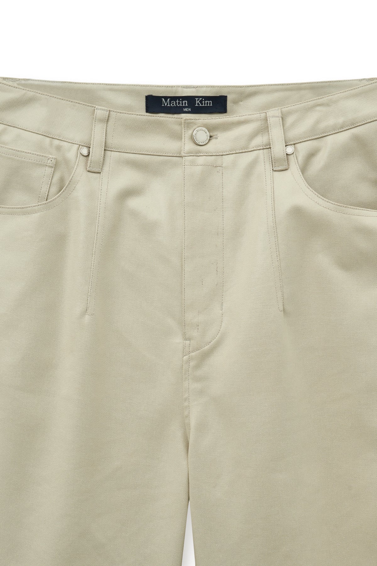 [matinkim] MATT COATING BERMUDA PANTS FOR MEN IN LIGHT BEIGE