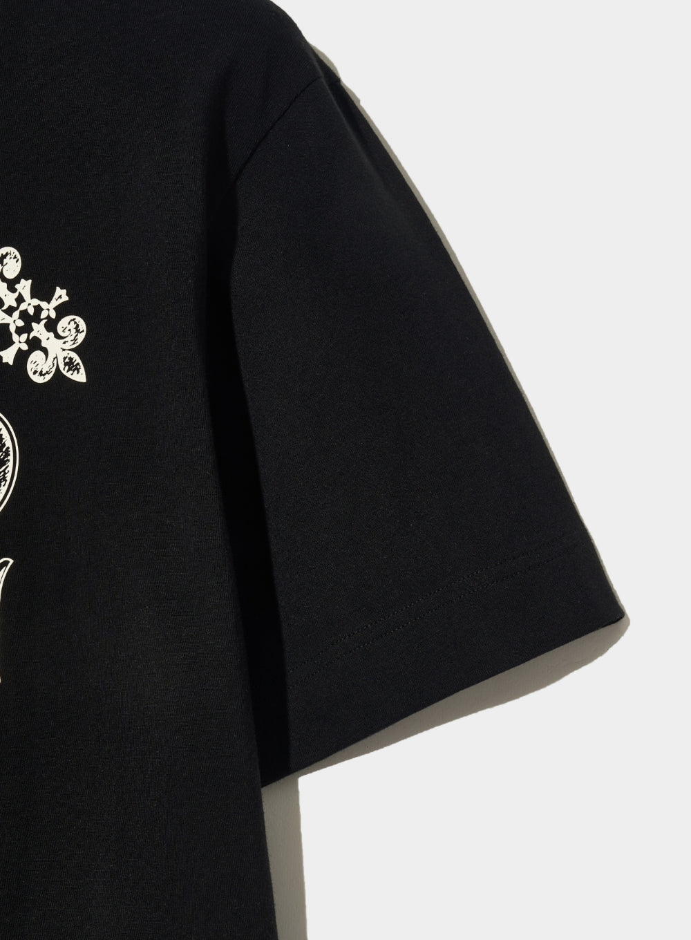 [satur] (W) Classy Nostalgia Vintage Graphic T-Shirt - Newtro Black