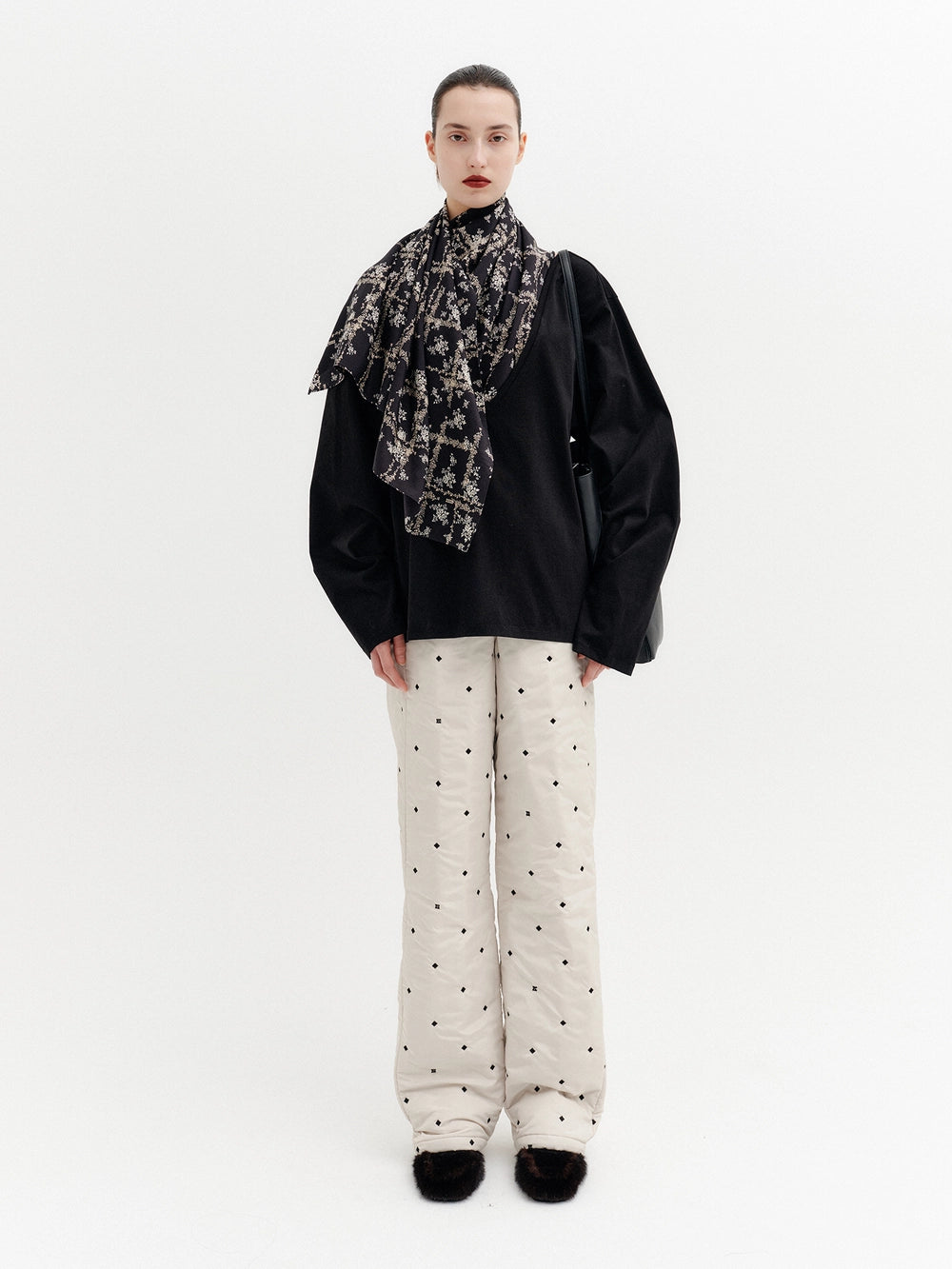 EENK Detachable Scarf V-neck T-shirt - Black