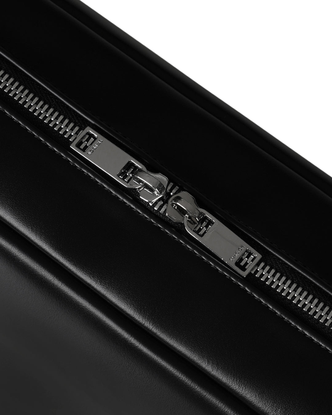 More Baguette Bag · 모어 바게트백 / 블랙

More Baguette Bag in Black
