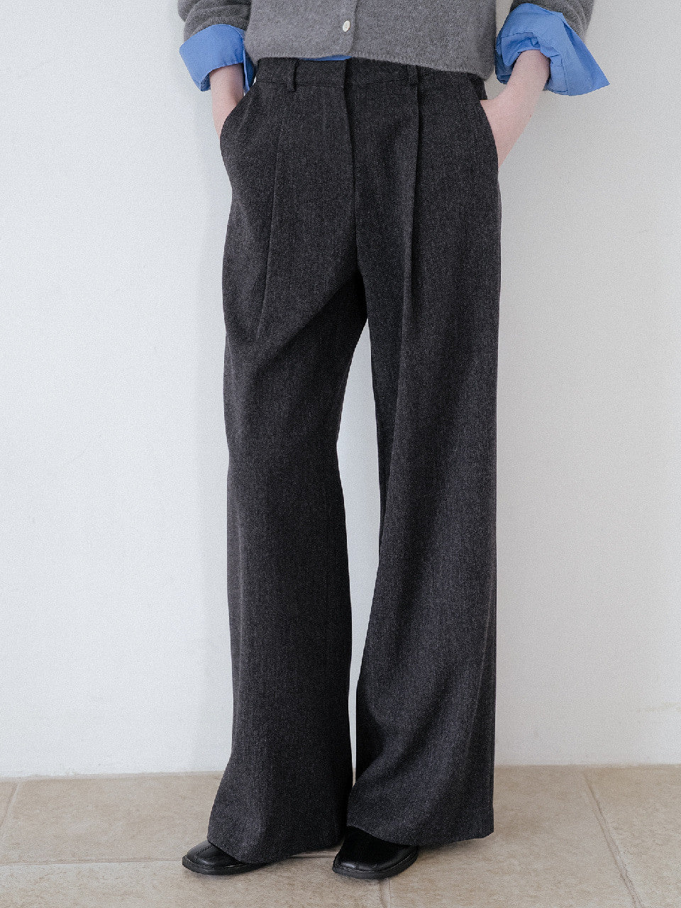 Tillidie Wool wide tuck slacks Charcoal
