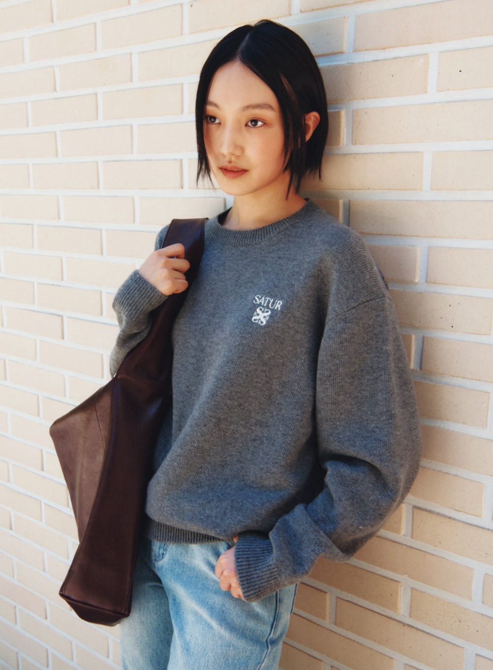 [satur] Loren Classic Logo Knit - Charcoal