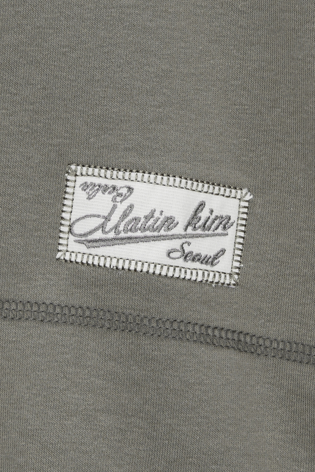 [matinkim] STITCH LABEL SWEATSHIRT IN KHAKI
