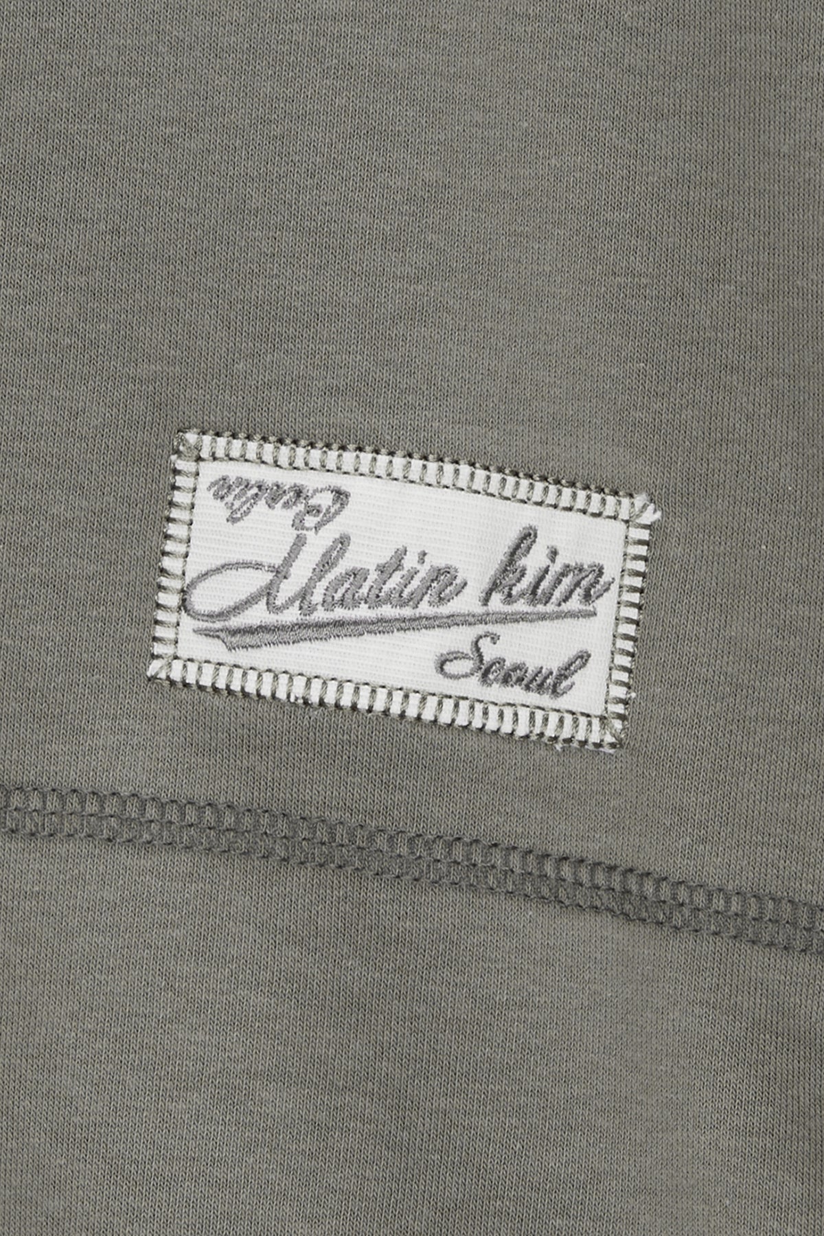 [matinkim] STITCH LABEL SWEATSHIRT IN KHAKI