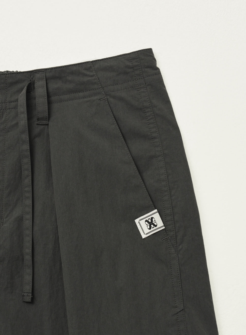 [satur] Curved Parachute Pants - Charcoal
