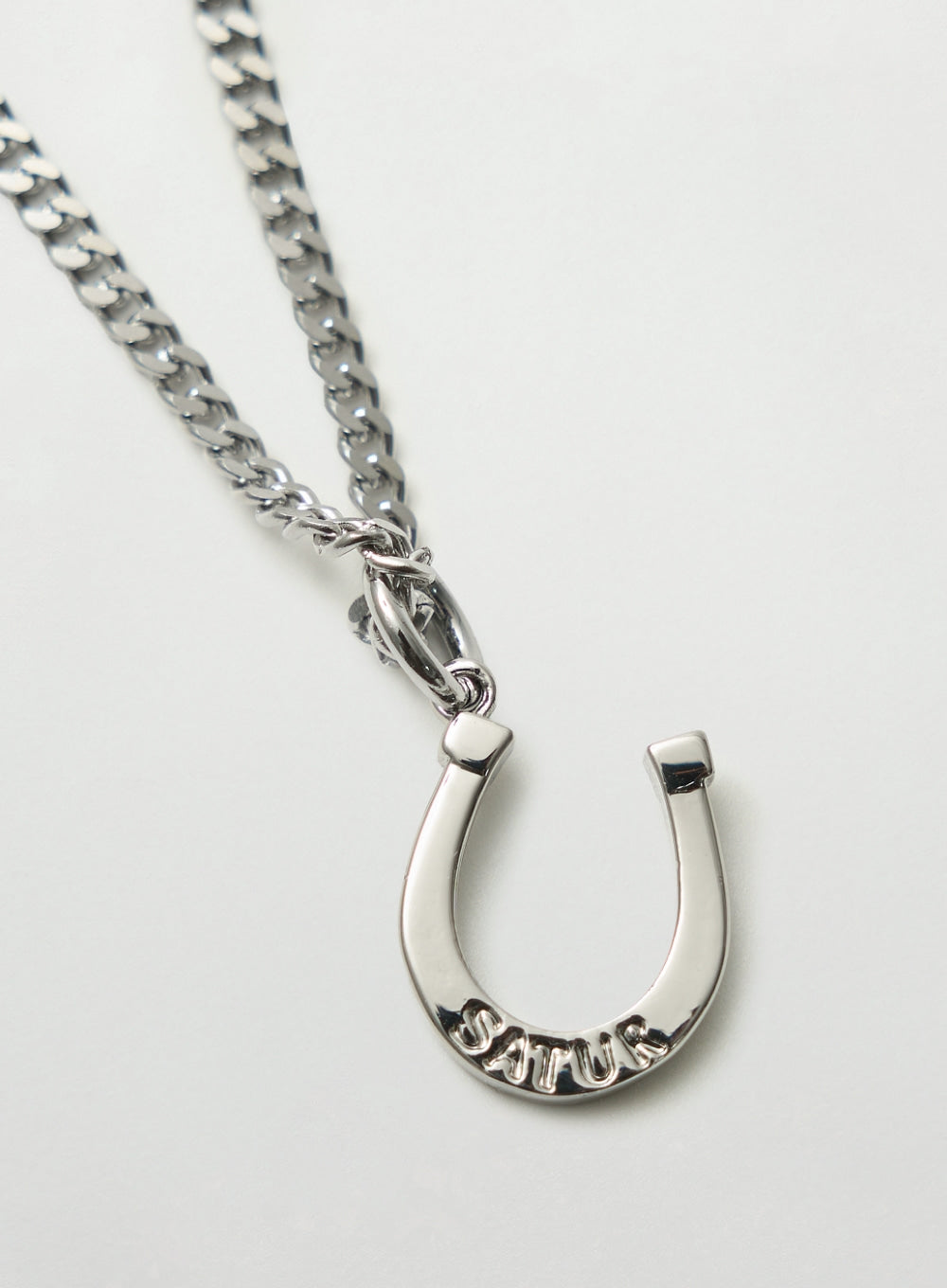 [satur] Lucky Horseshoe Necklace - Black