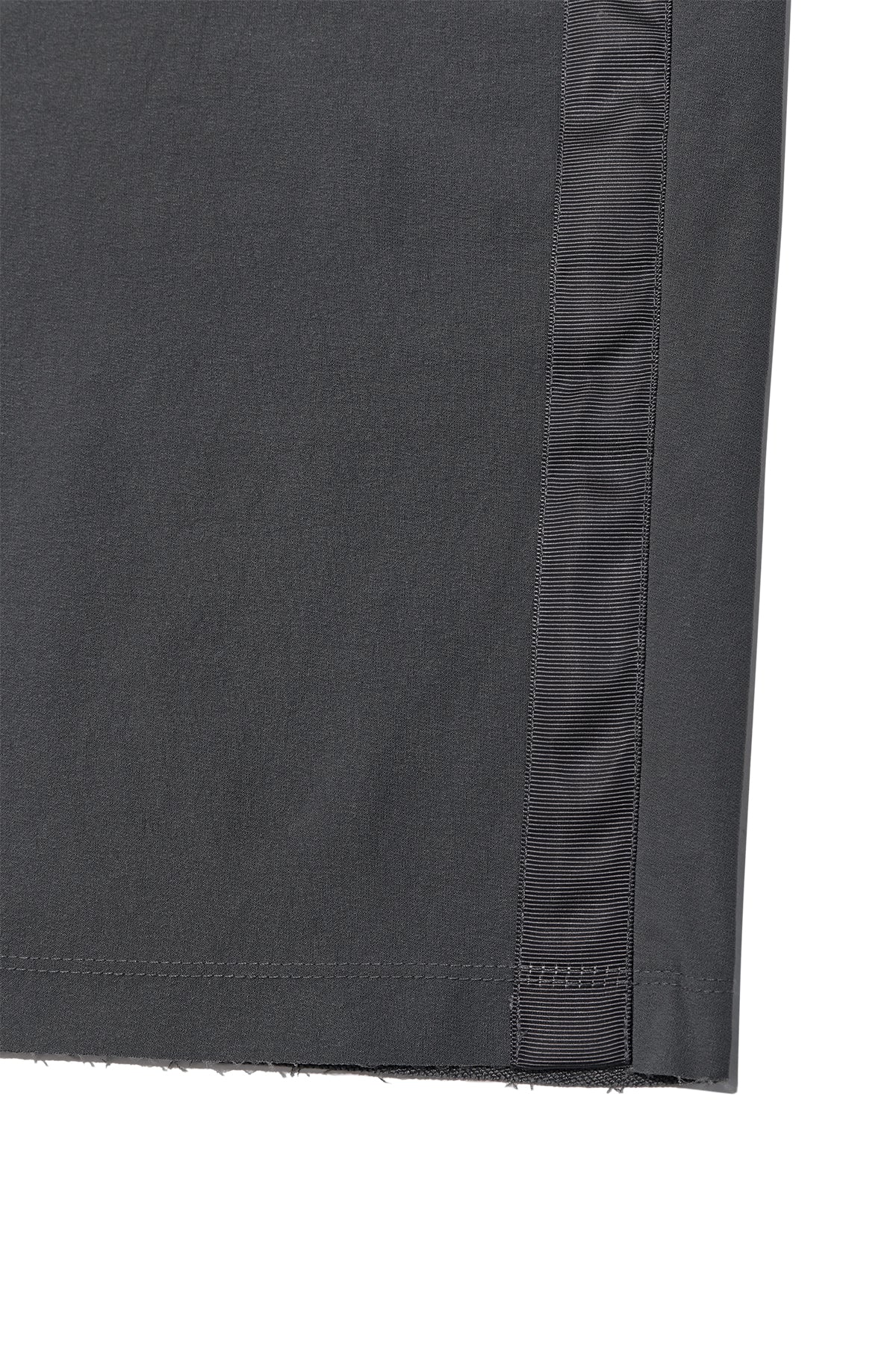 [matinkim] SIDE TAPING BERMUDA PANTS IN CHARCOAL