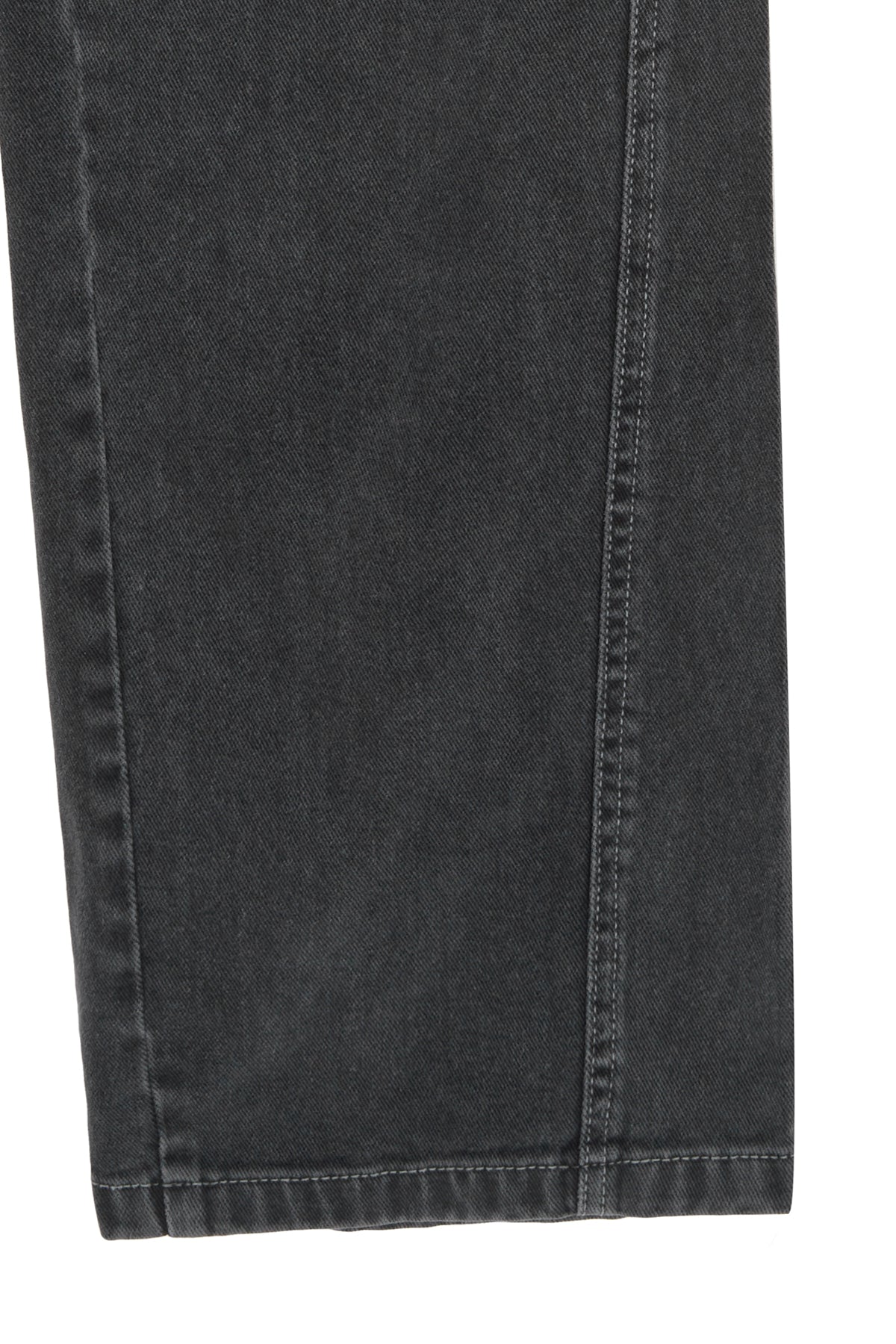 [matinkim] SIDE POINT COLOR DENIM PANTS FOR WOMEN IN CHARCOAL