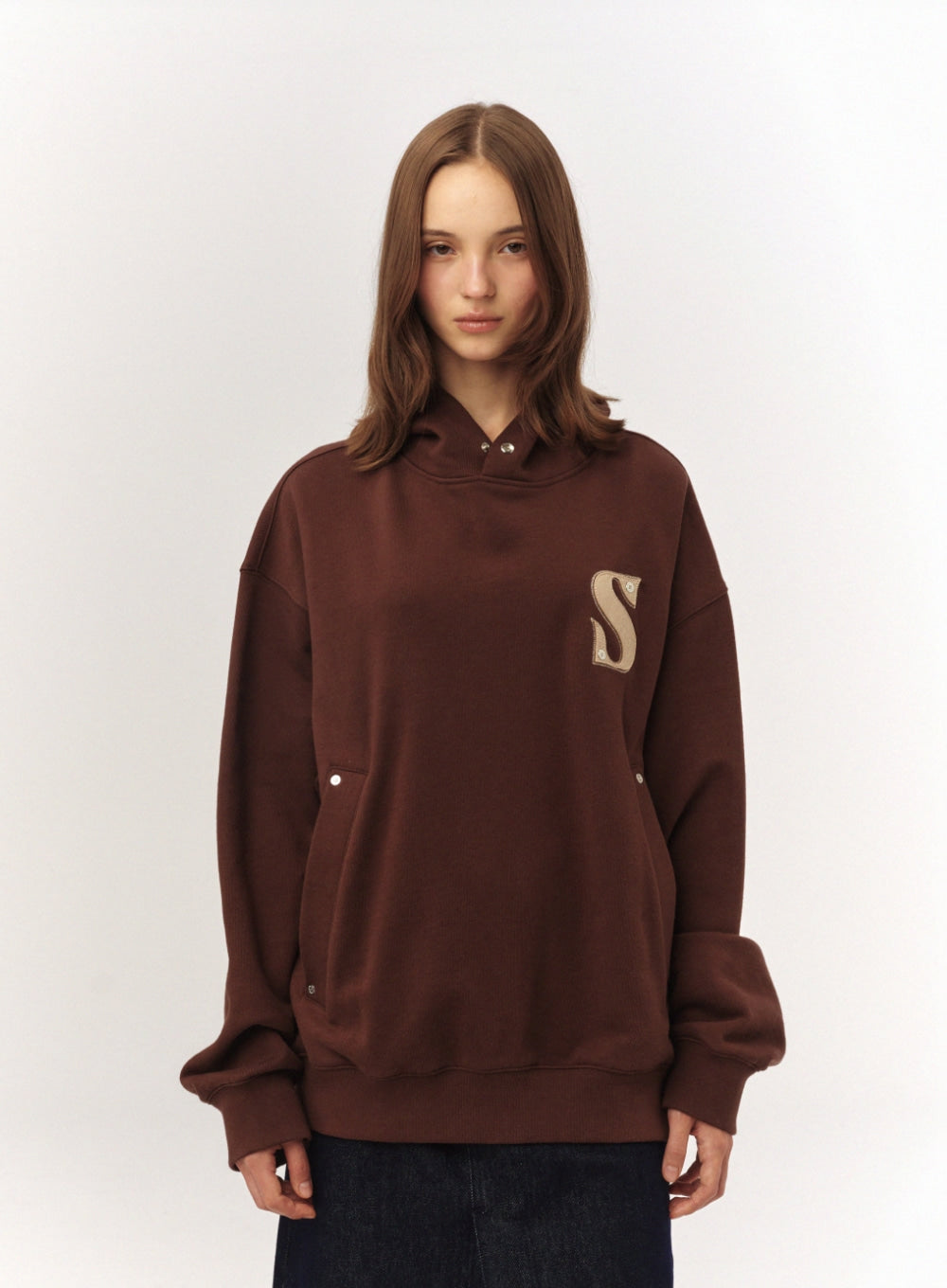 [satur] Small Rivet Applique Pocket Logo Hoodie - Brown
