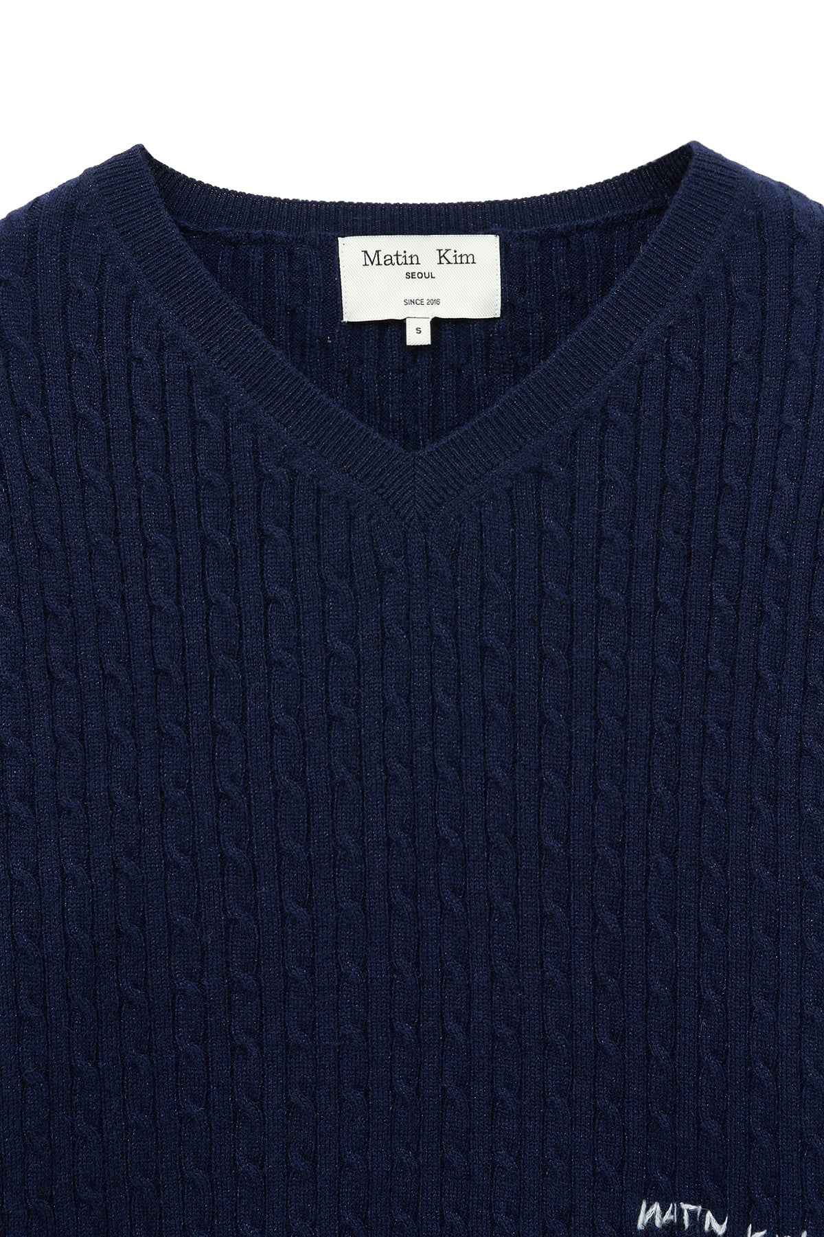 [matinkim] SHINY CABLE PULLOVER IN NAVY