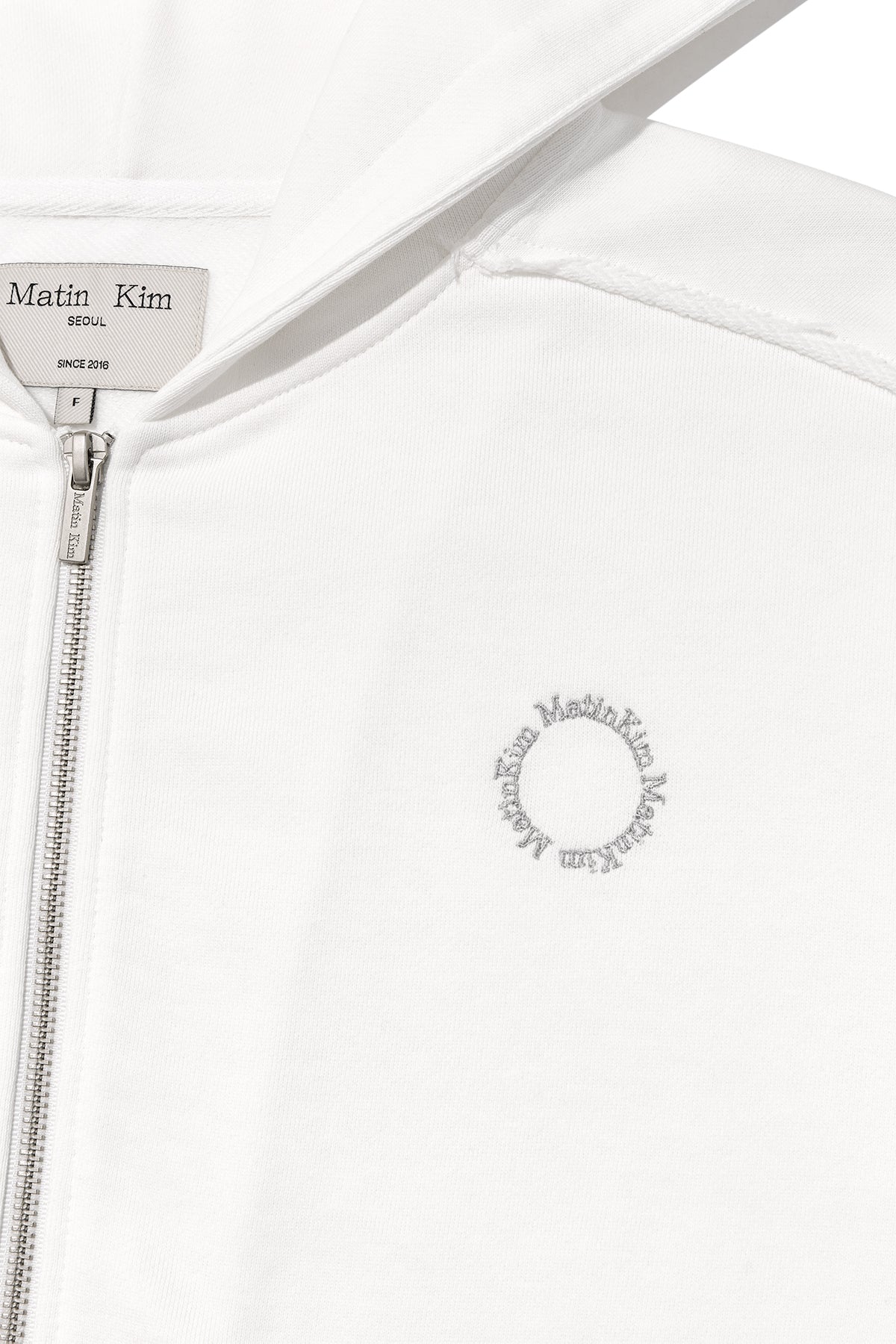 [matinkim] VOLUME POCKET CROP HOODY ZIP UP IN WHITE