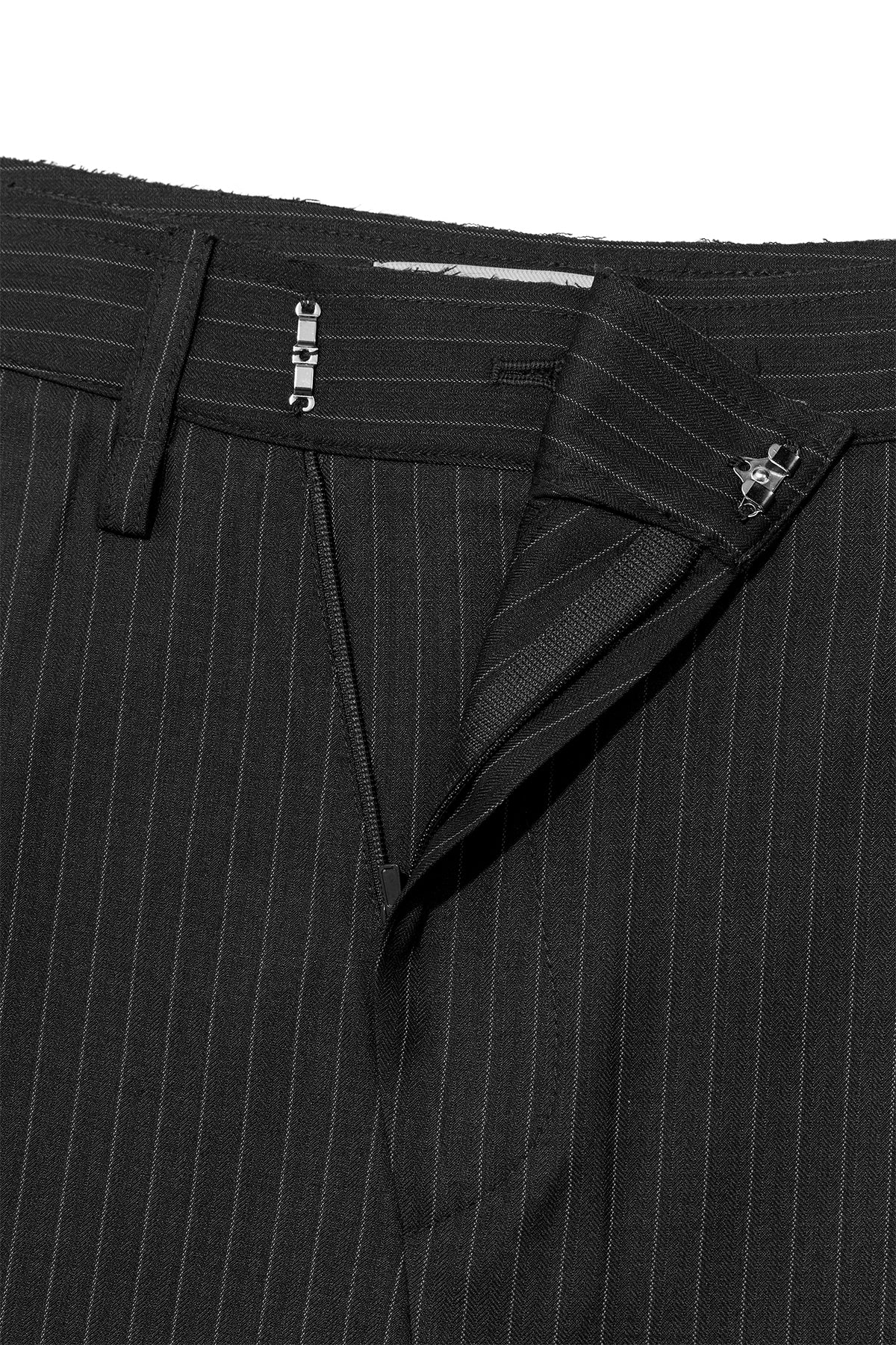 [matinkim] TUCK POINT STRIPE TROUSER IN CHARCOAL