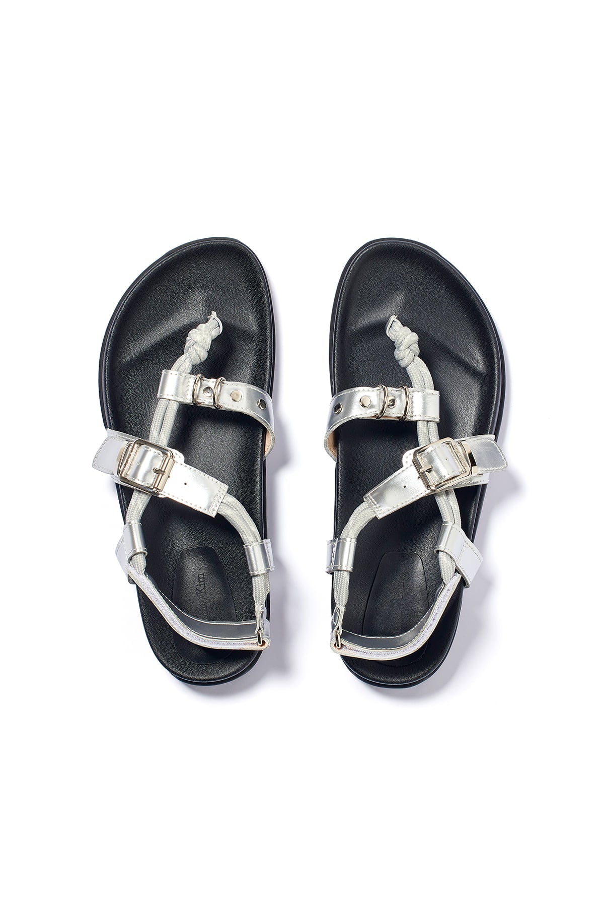 [matinkim] STRING FLIP FLOP SANDAL IN SILVER