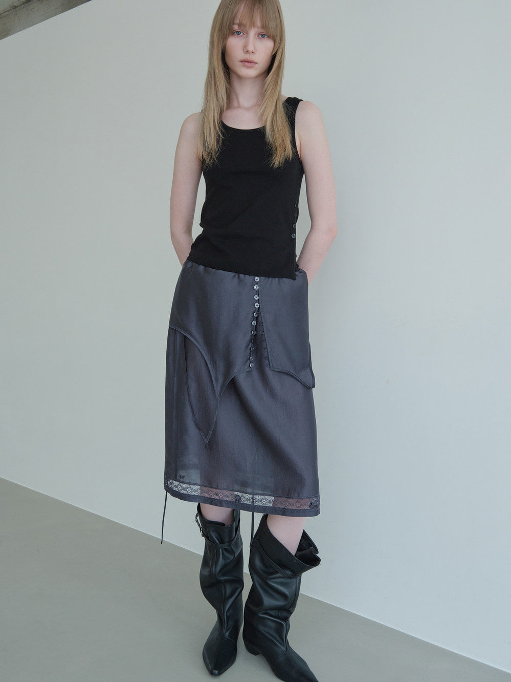 Low Classic Side Button Sleeveless Top Black