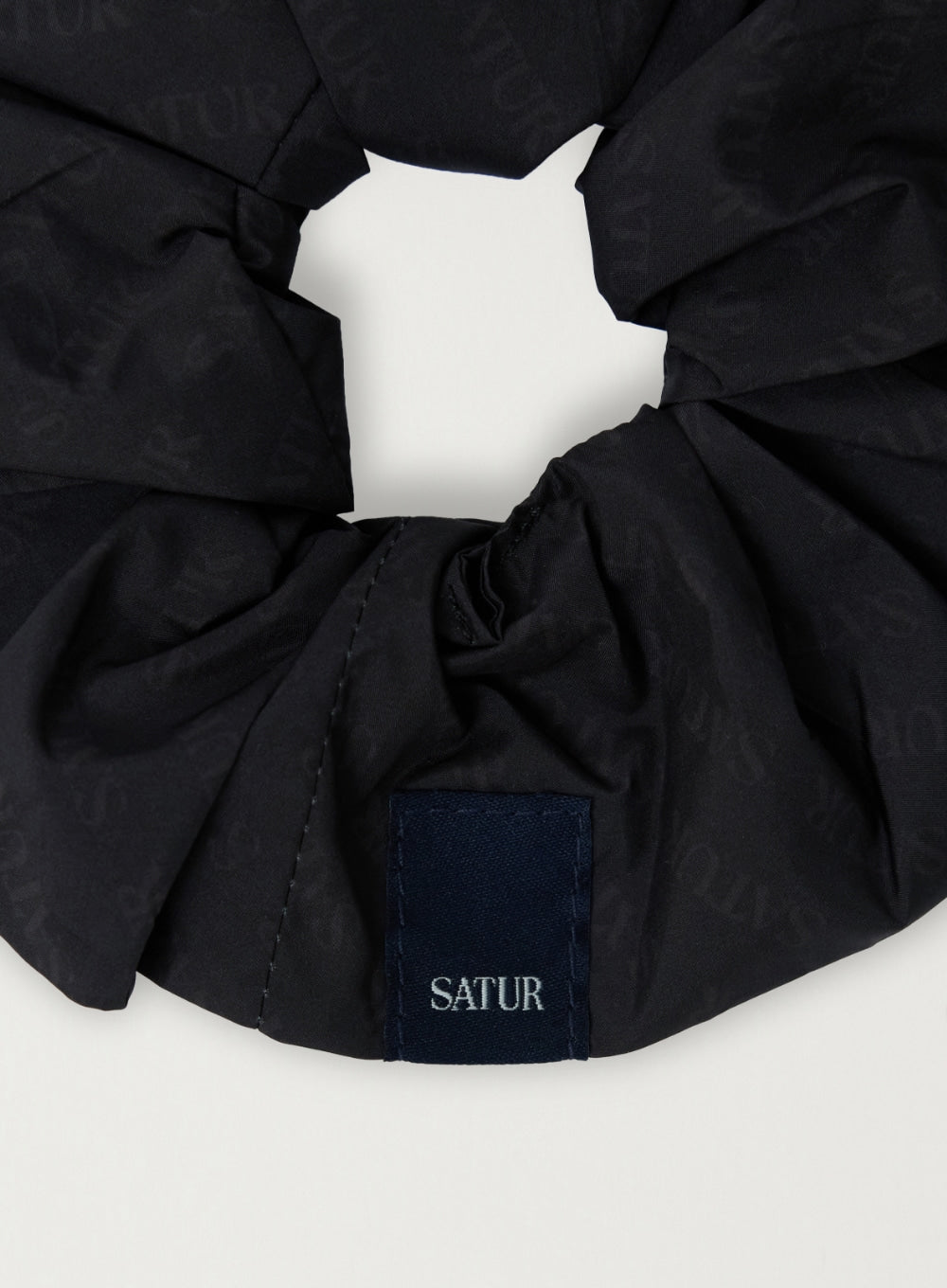 [satur] (W) Classic Logo Scrunchie - Black
