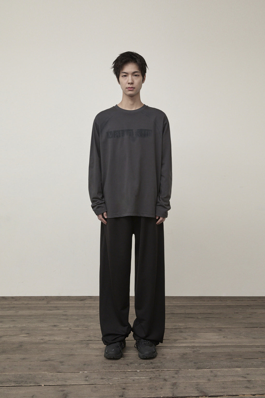 [matinkim] Back Pocket Glitter Sweatpants For Men IN Black