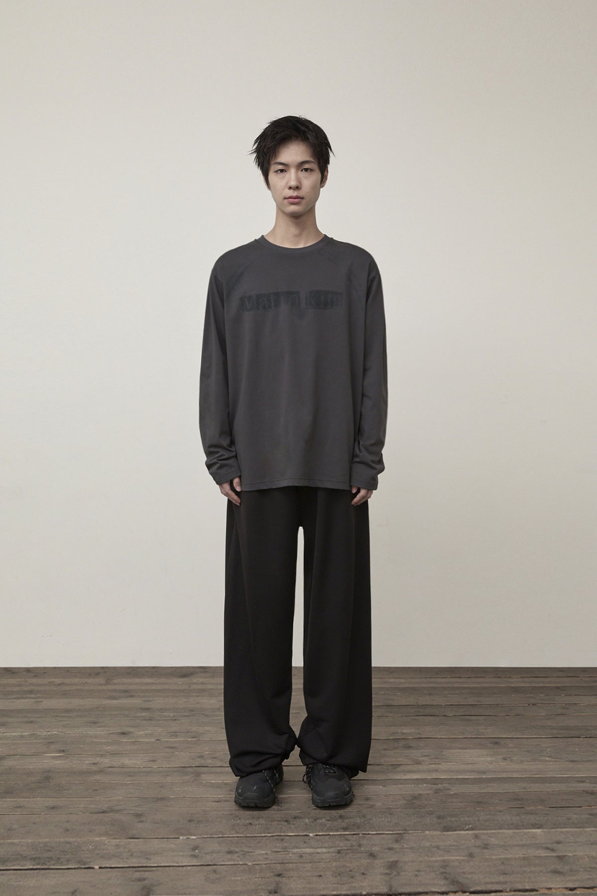 [matinkim] Back Pocket Glitter Sweatpants For Men IN Black