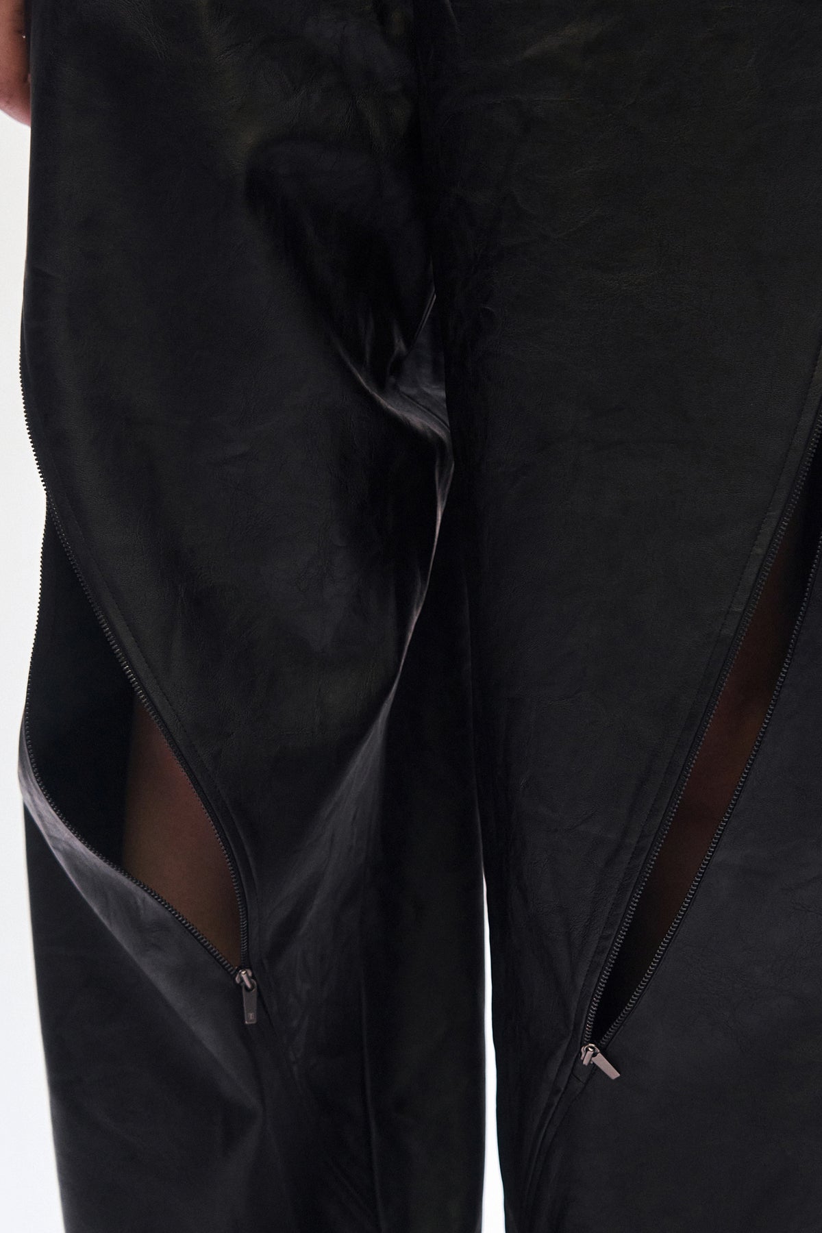 Treemingbird Oblique Zipper Leather Set-up Pants Black