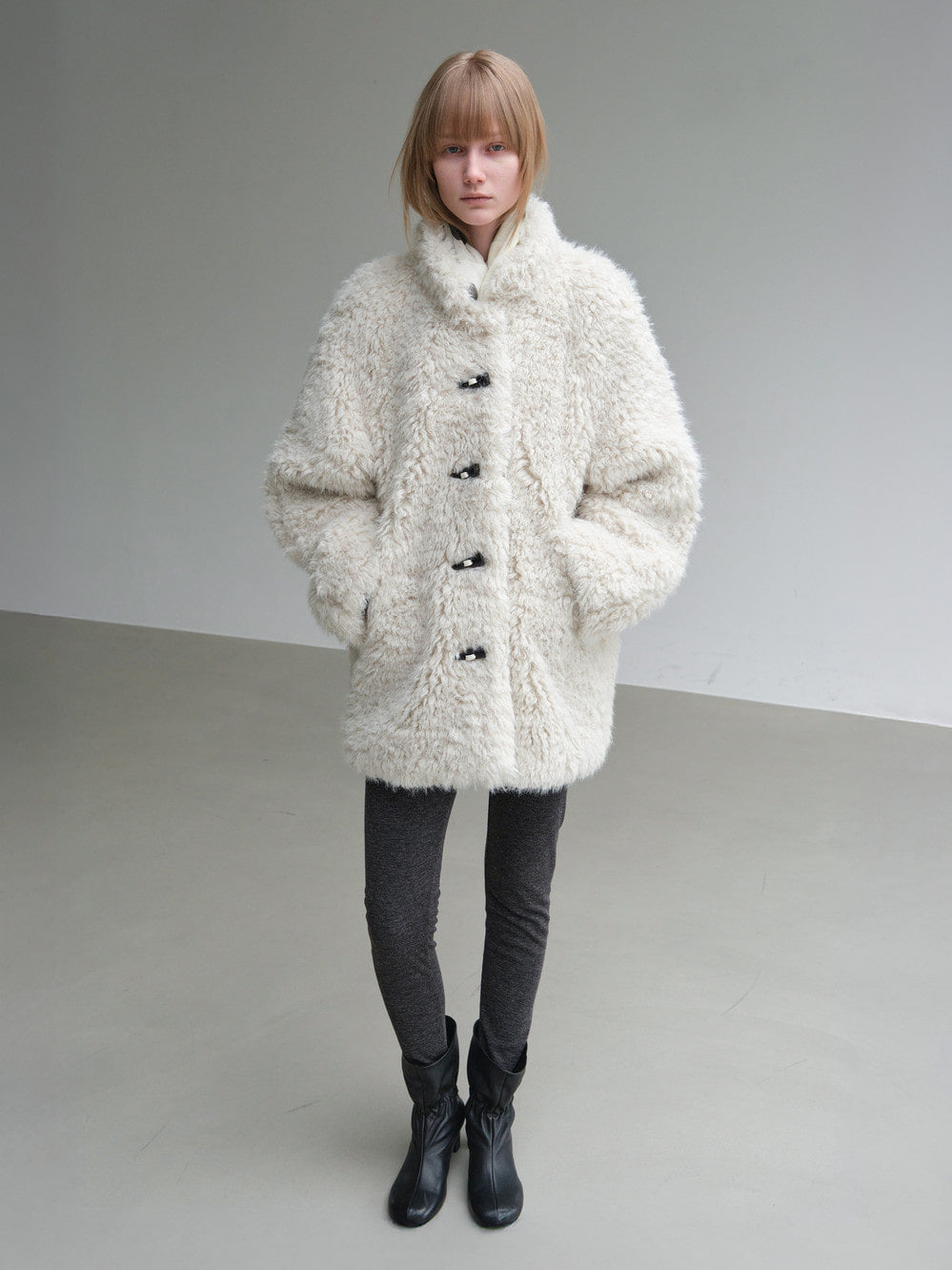 Low Classic Toggle Curly Fur Half Coat Greyish Cream