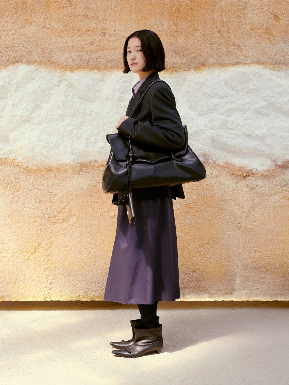 low_classic Haricot Flap Bag
Black - View 4