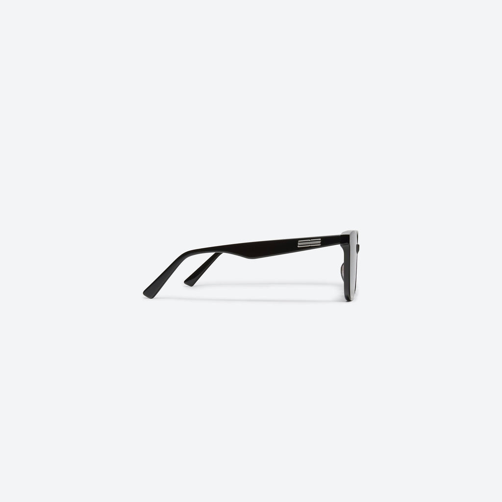 Gentle Monster Heizer 01 Sunglasses in black, showcasing modern Korean designer fashion.