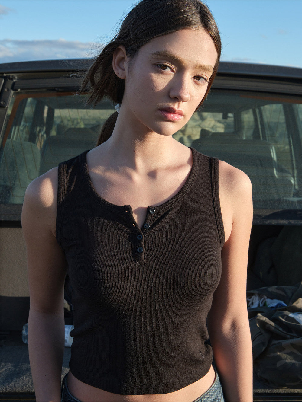 Low Classic Henley-Neck Sleeveless Black