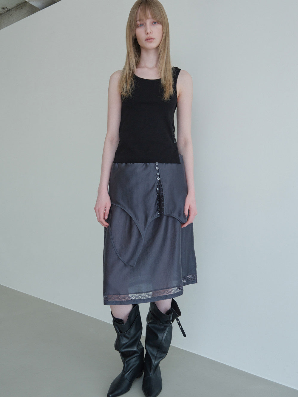 Low Classic Side Button Sleeveless Top Black