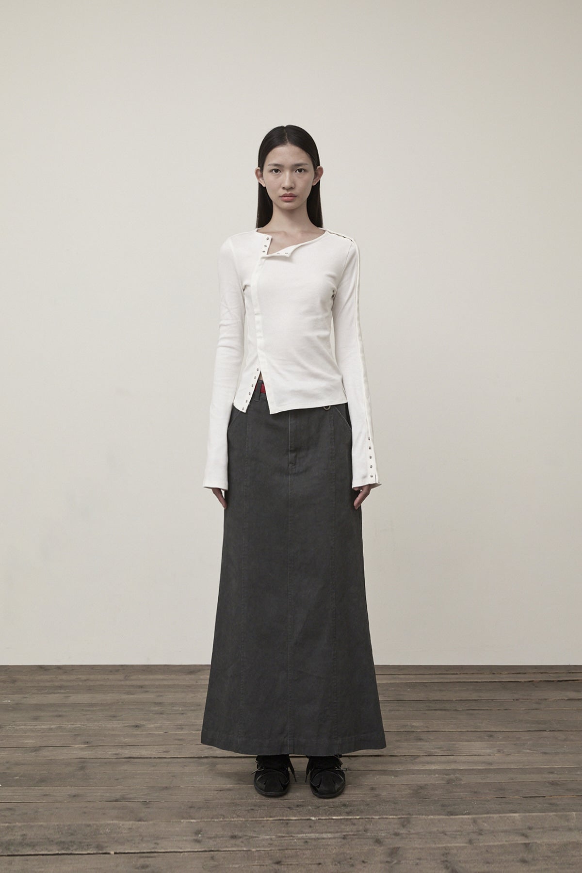 [matinkim] SNAP DETAIL SLIM TOP IN IVORY