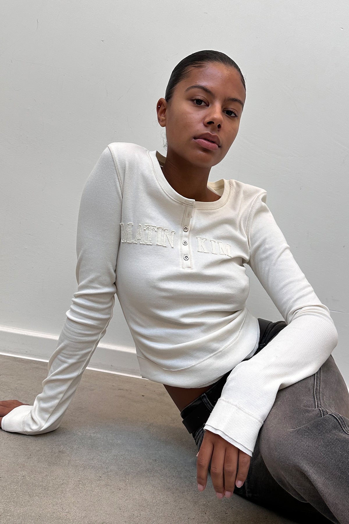 [matinkim] APPLIQUE LOGO HENLY NECK SLIM TOP IN IVORY