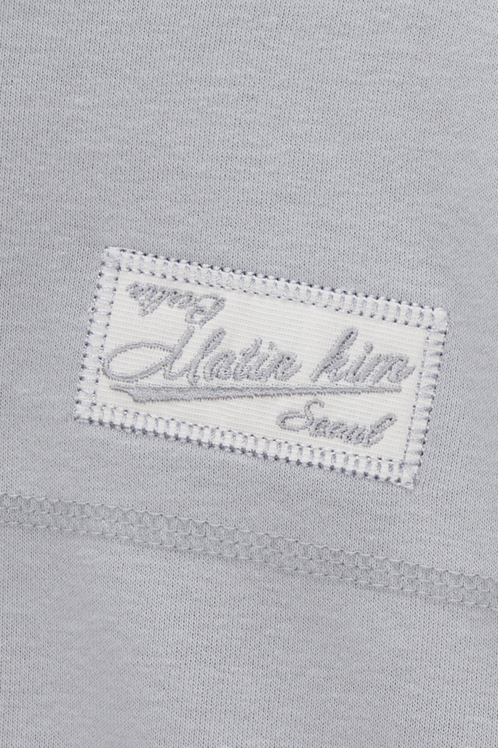 [matinkim] STITCH LABEL CROP SWEATSHIRT IN LIGHT GREY