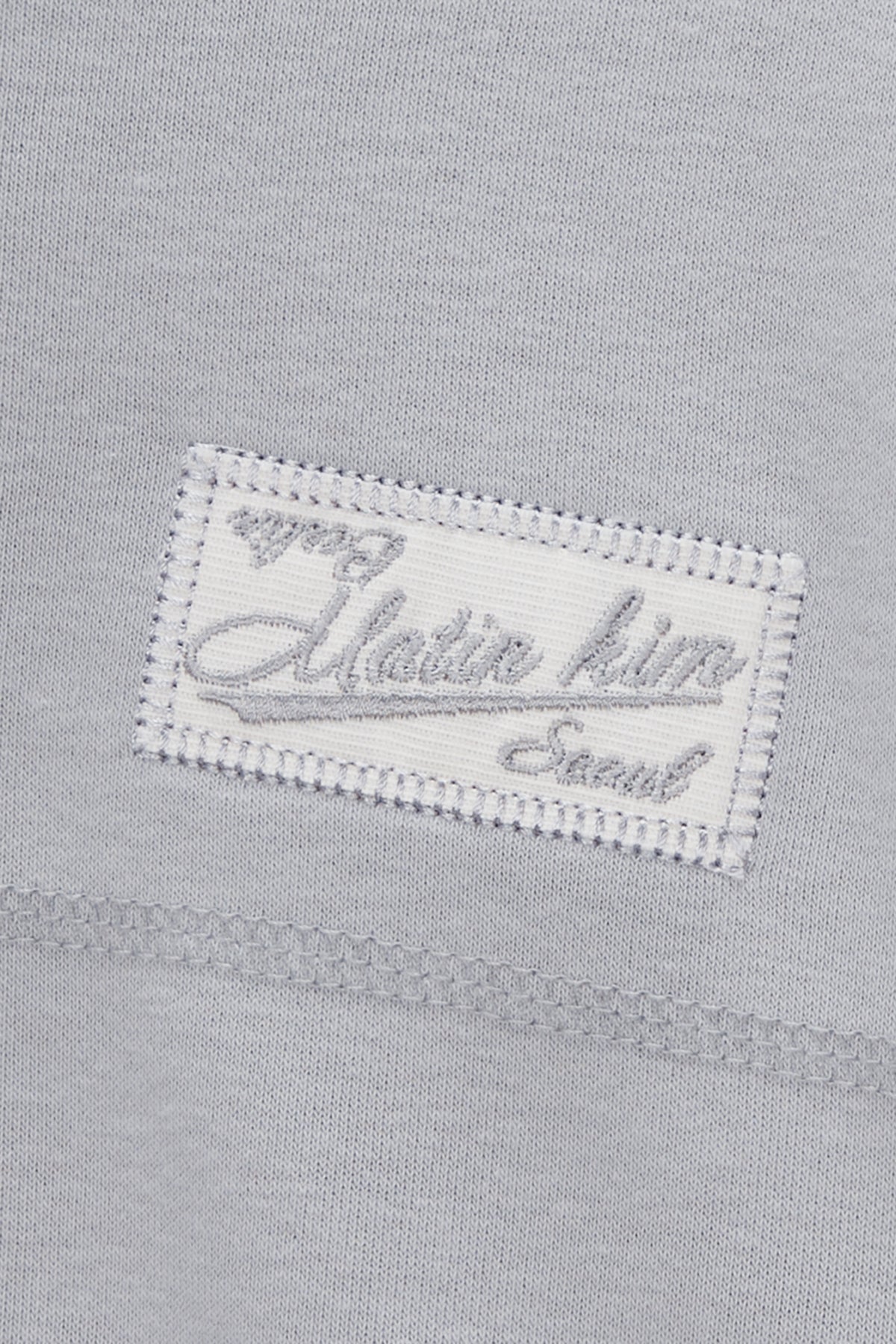 [matinkim] STITCH LABEL CROP SWEATSHIRT IN LIGHT GREY