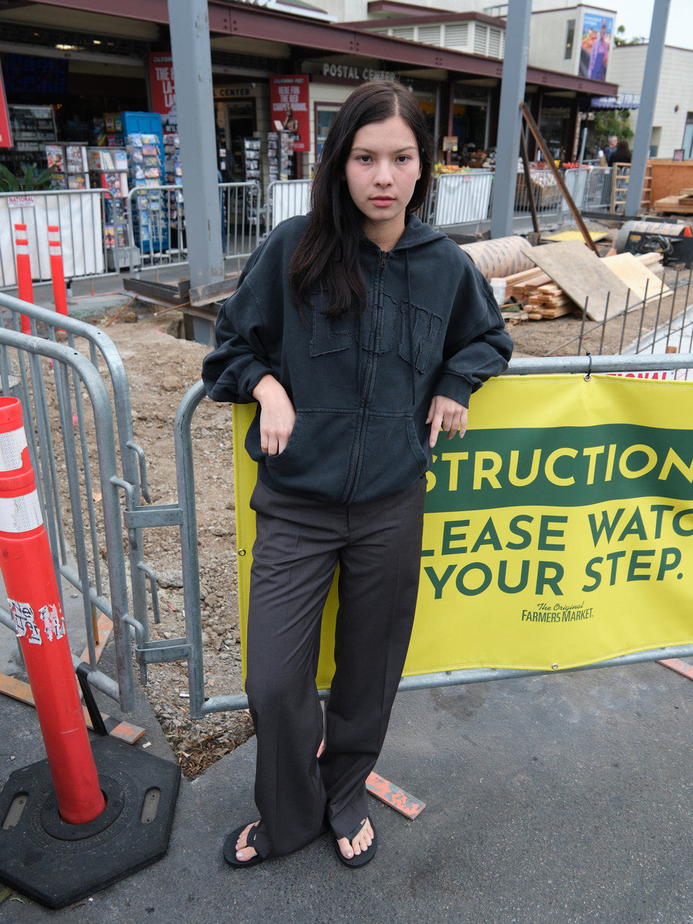 [Low Classic] Low Rise Straight-Fit Slacks_Charcoal