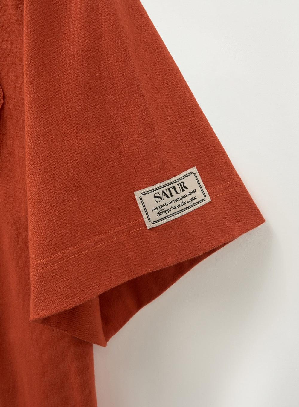 [satur] (W) Bon Voyage Raw-Cut Applique T-Shirt - Brick Orange