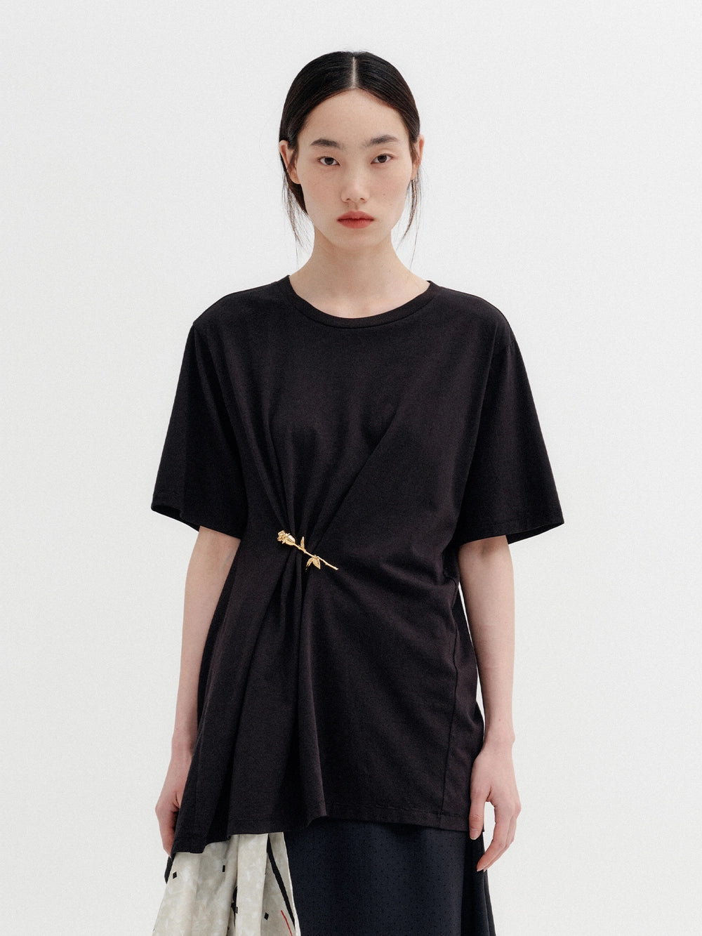 EENK Front Rose Brooch T-shirt - Black