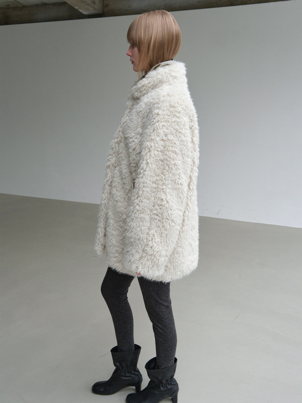Low Classic Toggle Curly Fur Half Coat Greyish Cream