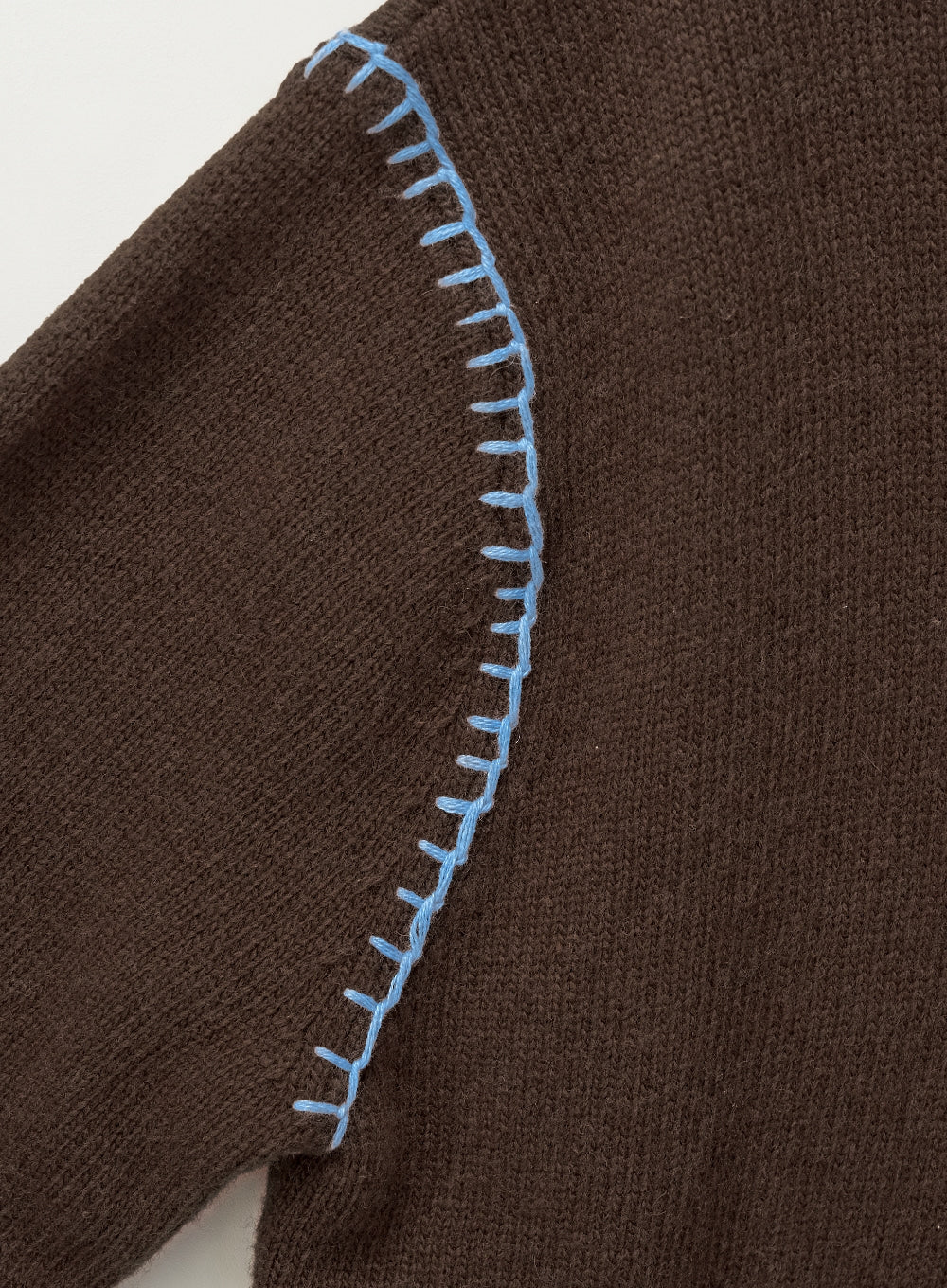 [satur] (W) Contrast Stitch Semi Crop Knit - Brown