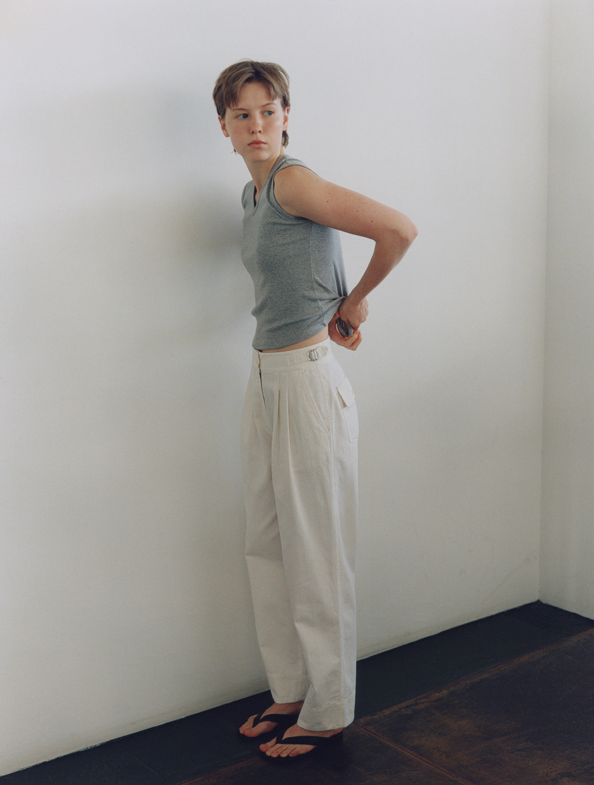 Nothing Written 90s v-neck sleeveless top (Gray)