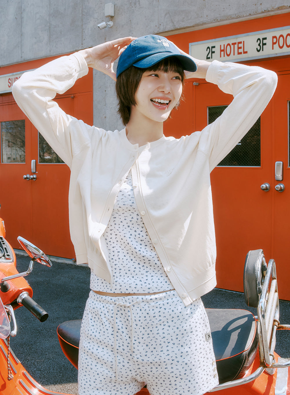[satur] (W) Button Up Flower Shirring Sleeveless Top - White