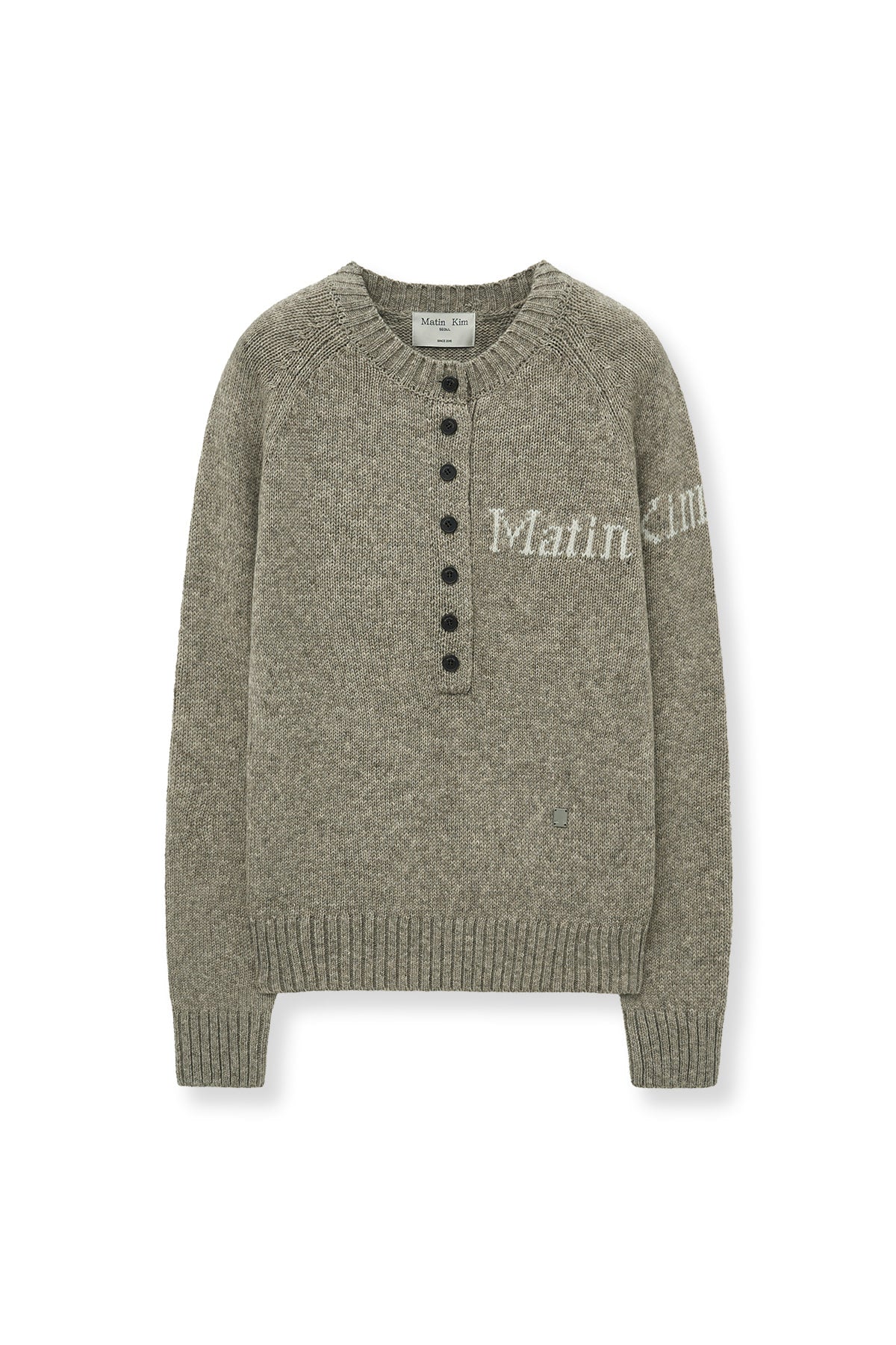 [matinkim] BUTTON POINT HENLY NECK LOGO KNIT TOP IN BEIGE