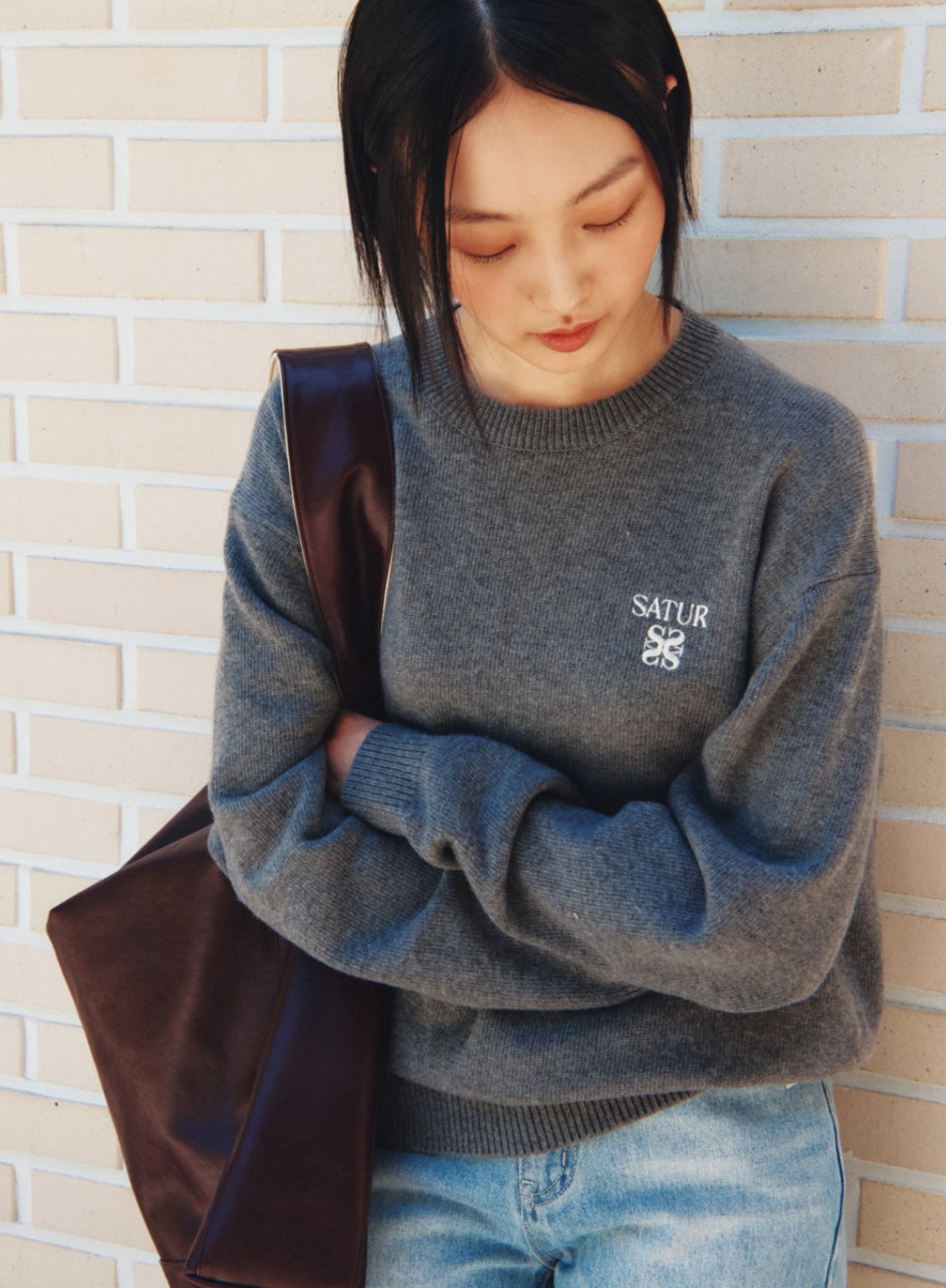 [satur] Loren Classic Logo Knit - Charcoal