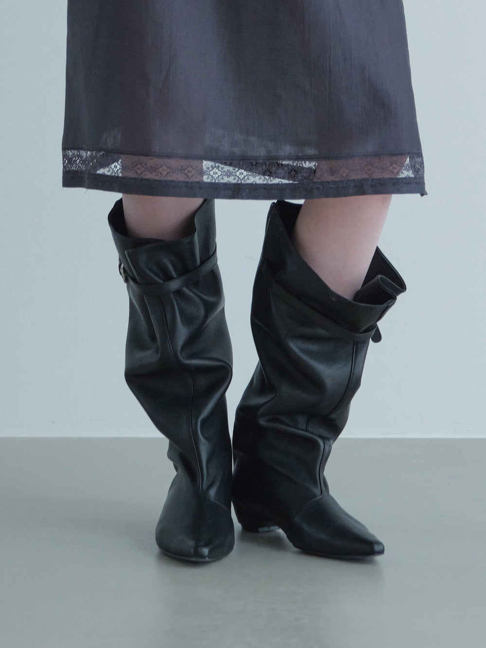 Low Classic Back-Zipped Middle Boots Black