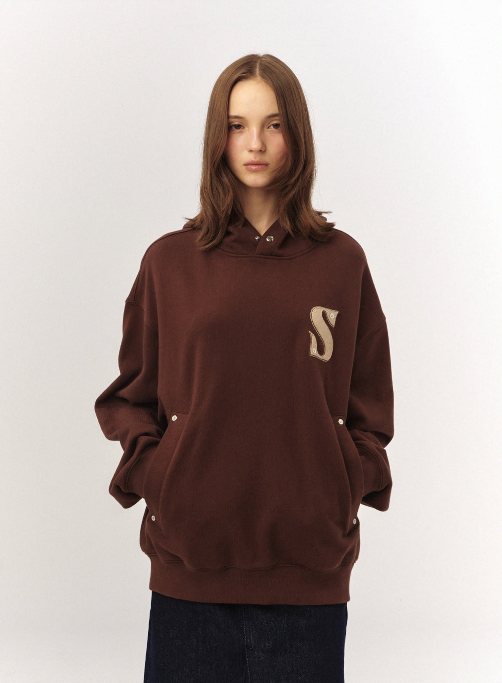 [satur] Small Rivet Applique Pocket Logo Hoodie - Brown